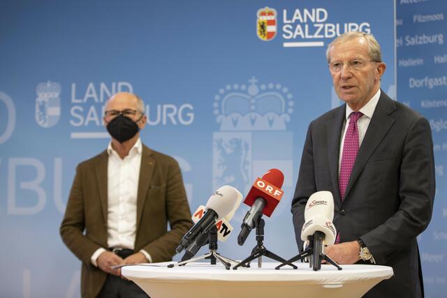 Bei der Pressekonferenz am Donnerstag: LH Haslauer (re.), LH-Stv. Stöckl (li.). | Foto: Land Salzburg / Neumayr – Leopold