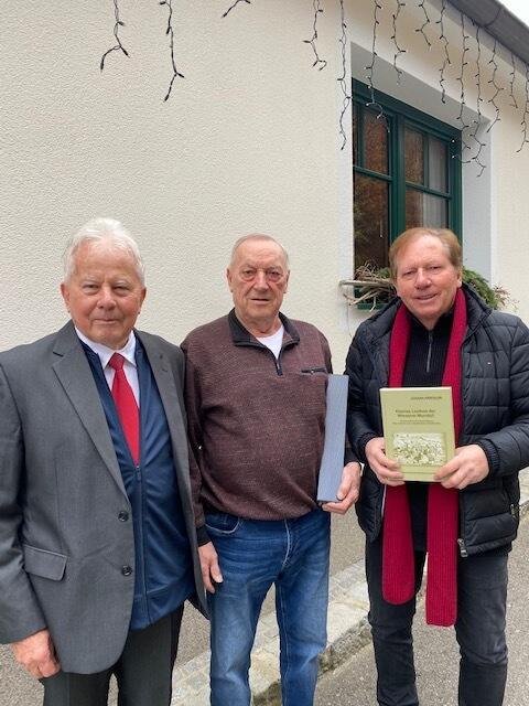 Bürgermeister Matthias Weghofer (re.) gratulierte Franz Huber und Anton Fass zu ihrem 80er. | Foto: Marktgemeinde Wiesen