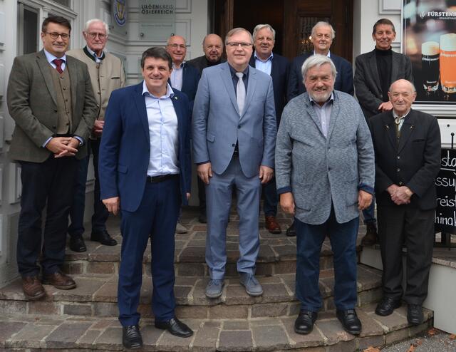 Bürgermeister Franz Jost und Vertreter des Stadtrats mit den Ehrenbürgern der Stadt Fürstenfeld. | Foto: Stadtgemeinde Fürstenfeld