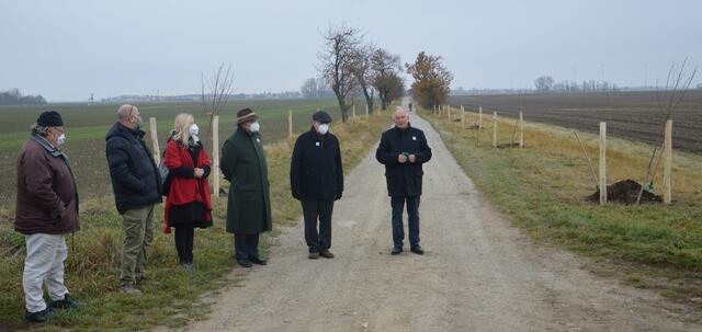 Segensfeier für die Biodiversitätsprojekte Probstdorf auf dem Feldweg bei den bestehenden alten und neu zu setzenden Kirschbäumen in Probstdorf: Josef Geissler, Ortsvorsteher Manfred Juri, Monika Obereigner-Sivec, Martin Steinhauser , Thomas Blatt  | Foto: Herbert Wittine