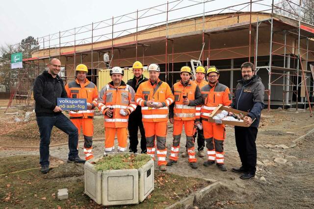 NÖAAB-Obmann Stefan Keusch (l.) und Vizebürgermeister Gerhard Lentschig (r.) überraschten die Bauarbeiter mit einer klassischen „Hacklerjause“.  | Foto: Herbert Gschweidl