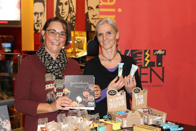 Beate Hauch (l.) und Gerli Feichtenschlager vom Weltladen Braunau boten fair gehandelte Produkte an | Foto: BRS/Buch