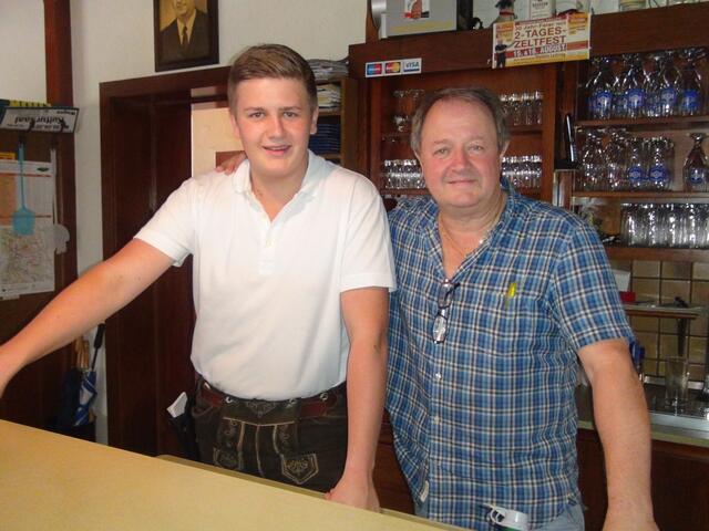 Karl Stolletz und Sohn Bastian hoffen, die Mitarbeiter halten zu können. | Foto: RegionalMedien Steiermark