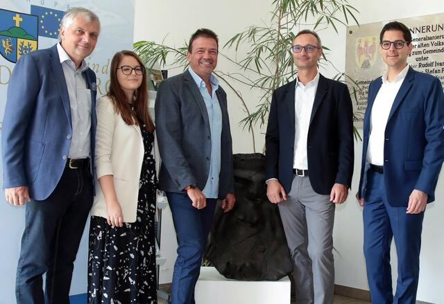 Für die Gemeinde gut verhandelt: Vizebürgermeister Andreas Bandat, die zukünftige Amtsleiterin Viktoria Suschnigg, Amtsleiter Franz Straussberger, Bürgermeister Christoph Haider und Rechtsanwalt Christian Dax. | Foto: Gemeinde Draßburg