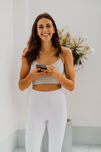 Ein Zoom-Meeting, eine Spotify-Playlist und eine Matte: Die Online-Stunden laufen ganz unkompliziert ab. | Foto: byemaegsphoto
