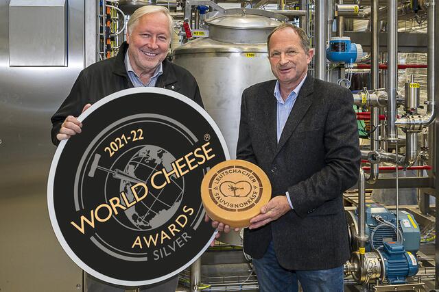 Käseaffineur Franz Möstl und Bürgermeister Erich Plasch mit der großen Silbermedaille und dem ausgezeichneten Leutschacher Sauvignonkäse in der Produktionshalle der Möstl Anlagenbau GmbH in Arzberg unweit des Silberstollens.
 | Foto: Robert Sommerauer (pixelmaker.at)