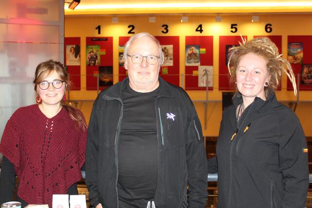 Miriam (l.) und Marion mit Regisseur Kurt Langbein, der sich nach der Vorführung einem Publikumsgespräch stellte | Foto: BRS/Buch