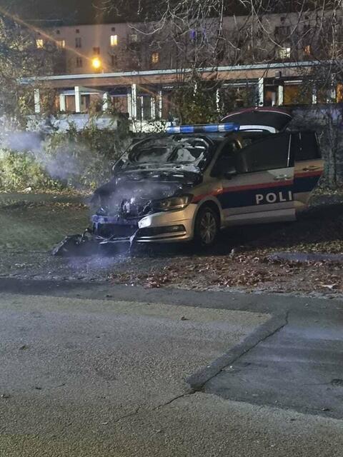 Auf das Konto der Täter geht unter anderem dieses ausgebrannte Polizeifahrzeug. | Foto: privat