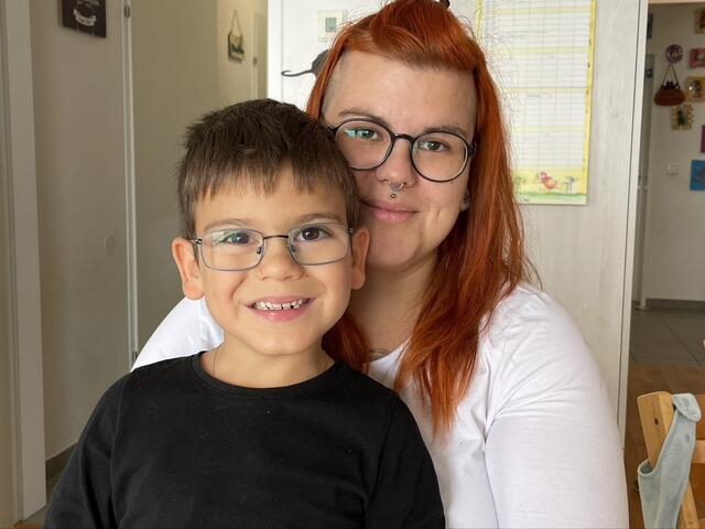 Der sechsjährige Richard mit seiner liebevollen Mutter Vera. (Linz) | Foto: BRS/Diabl