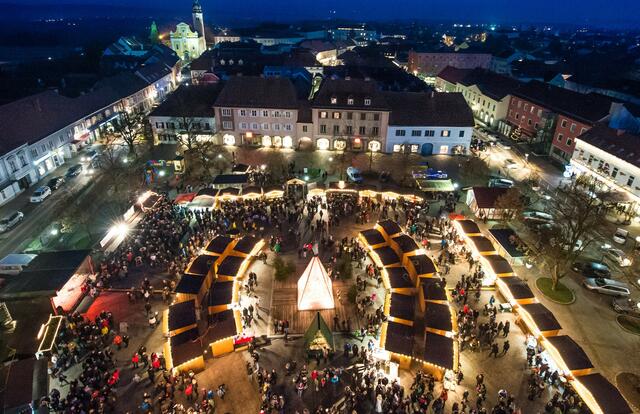 Der Weihnachtsmarkt am Fürstenfelder Hauptplatz wird heuer vorerst einmal nicht erstrahlen. | Foto: Jean van Lülik Photographer