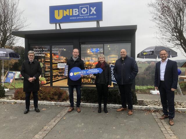 Bürgermeister Heim Konrad bekam symbolisch den Schlüssel zur UNIBox überreicht. | Foto: Gemeinde Eichkögl