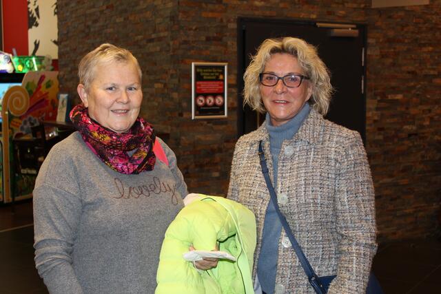 Ulrike Hantscher (l.) und Inge Angerer aus Braunau freuen sich auf die Vorführung 