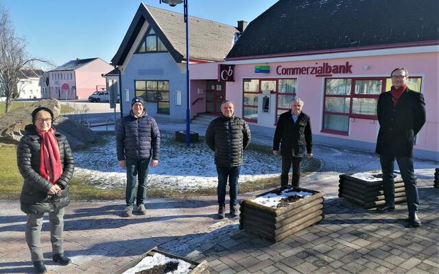 Die Gemeindevorstände vor der ehemaligen Commerzialbank Filiale: Gabriela Artner (SPÖ), Martin Horvath (ÖVP), Roland Koller (SPÖ), Vzbgm. Andreas Bandat (SPÖ) und Bgm. Christoph Haider (SPÖ) | Foto: Gemeinde Draßburg
