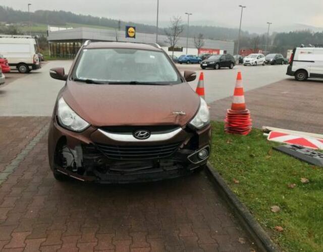 Der Airbag der Pongauerin war ausgelöst und massive Schäden am Fahrzeug wurden festgestellt.  | Foto: LPD Salzburg