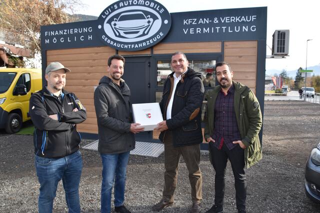 Telfer Vize-Bgm. überreicht das Eröffnungsgeschenk der Gemeinde an Lui im Beisein von Vermieter Mario Saurer jun. und Unternehmensberater Yigit.