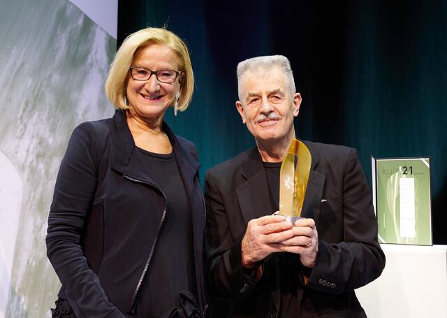 Johanna Mikl-Leitner und Gottfried Höllwarth bei der Preisübergabe. | Foto: NLK Pfeiffer