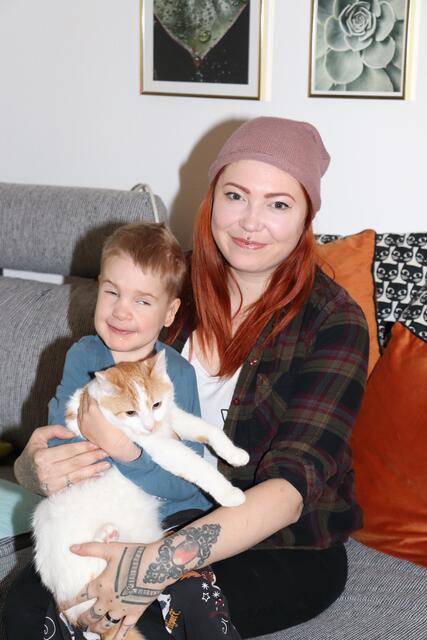 Der siebenjährige Fynn leidet am Charge-Syndrom. Hier kuschelt er mit Mama Sylvia Eichmeir und Kater Peanut. (Bezirk Vöcklabruck) | Foto: Steiner-Watzinger