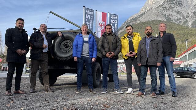 Lui feiert mit dem Schwazer Gemeinderat Tarik Özbek (links) und vielen seiner Freunde und Kollegen.