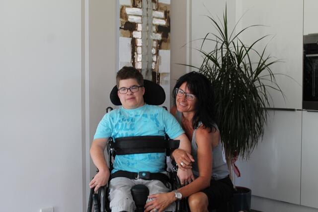 Das BezirksRundSchau-Christkind unterstützt in diesem Jahr den 24-jährigen Tobias aus Natternbach, hier mit Mama Sonja. (Bezirk Grieskirchen) | Foto: vb/BRS