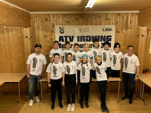 Die U11 des ATV Irdning wärmt sich zukünftig mit neuen Leibchen auf. | Foto: KK