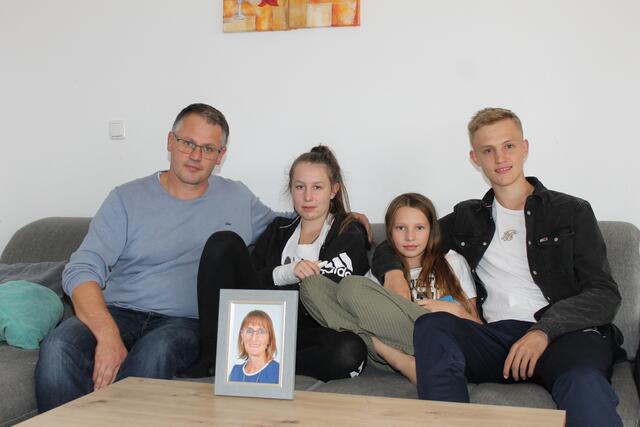Wolfgang Pleiner mit seinen Kindern Selina, Sarah und Lukas. Sandra Pleiner kam bei einem Verkehrsunfall vor einem Jahr ums Leben. (Urfahr-Umgebung) | Foto: Gernot Fohler