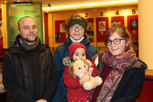 v.l. Jakob, Severin, Miriam und die kleine Maya aus Simbach zeigten Interesse an dem Film 