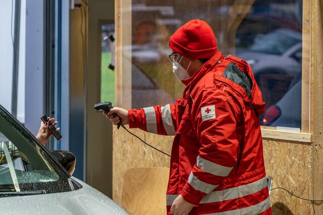 Das Testaufkommen ist auch in der Teststraße Schwaz gestiegen. Die Stimmung bei den MitarbeiterInnen aber weiterhin gut und auch die Menschen tolerieren etwaige Wartezeiten  | Foto: Rotes Kreuz Tirol