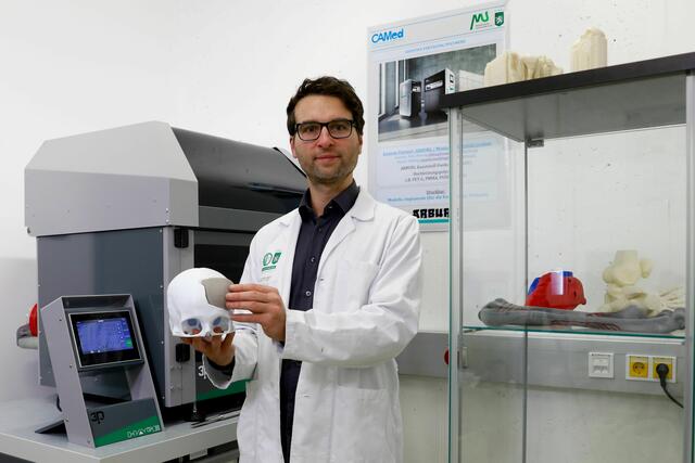 Matthias Katschnig von der Montanuniversität Leoben konnte mit seiner Dissertation zu maßgeschneiderten Implantaten auf Knopfdruck in der Kategorie "Universitäten/Fachhochschulen" überzeugen.
