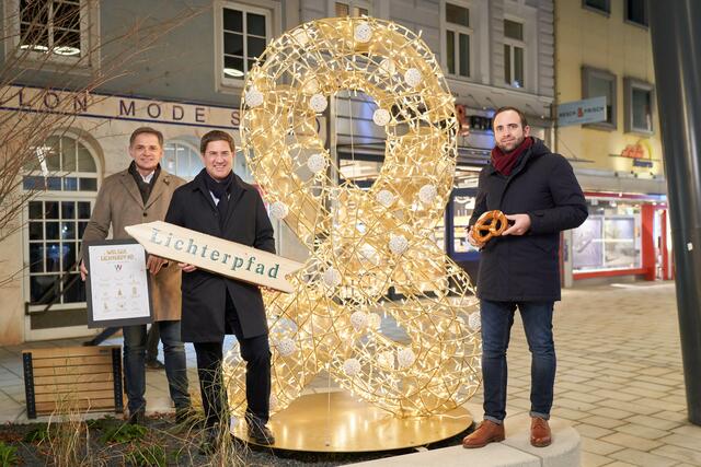 Peter Jungreithmair (GF Wels Marketing &amp; Touristik GmbH), Bgm. Andreas Rabl, Georg Resch (GF Resch &amp; Frisch) vor der Resch-Brezel. | Foto: Wels Marketing &amp; Touristik GmbH
