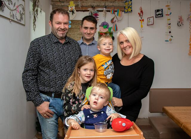 Familie Krautgartner aus Pramet: Papa Thomas und Mama Elisabeth mit Noah (16), Amelie (6), Finn (3) und Lorenz (1). (Bezirk Ried) | Foto: Doms/BRS
