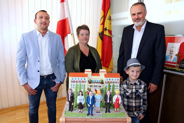 Eine Nachbildung des Eisenstädter Landhauses übergaben Marko Huber, Partnerin Yasmine Bauer und Sohn Nino an Landeshauptmann Hans Peter Doskozil. | Foto: Landesmedienservice