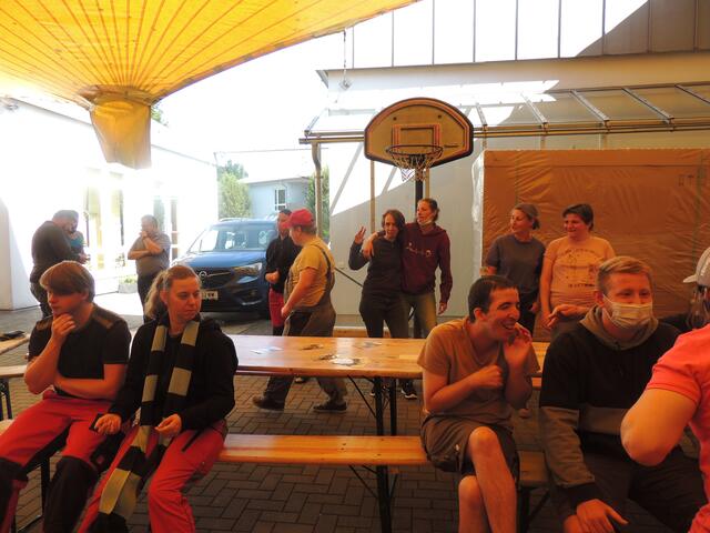 Unter der Überdachung verbringen die Kunden der Einrichtung für Menschen mit Beeinträchtigung gerne Arbeitszeit und Pausen. (Salzkammergut) | Foto: Hof Feichtlgut