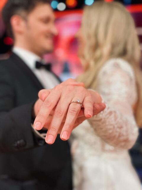 Der Ring als Zeichen für die bevorstehende Hochzeit: Marco Angelini und Maria Santner