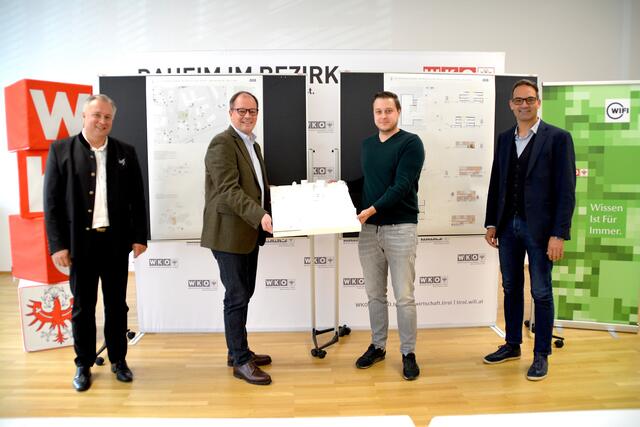 Bgm. Stefan Weirather, WK-Obmann Josef Huber, Christoph Hörhager vom Büro "Schwarzweiss" , WK-Präsident Christoph Walser bei der Projektpräsentation 2020.