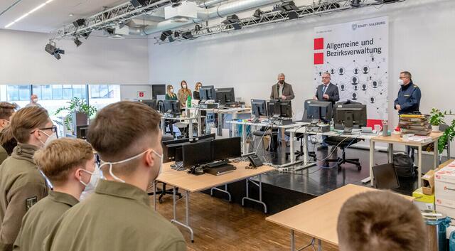 Neben 15 Mitarbeitern der Stadtbibliothek verstärken ab kommender Woche auch 19 Kameradinnen und Kameraden der Freiwilligen Feuerwehr das Contact-Tracing-Team. | Foto: Stadt Salzburg/Alexander Killer 