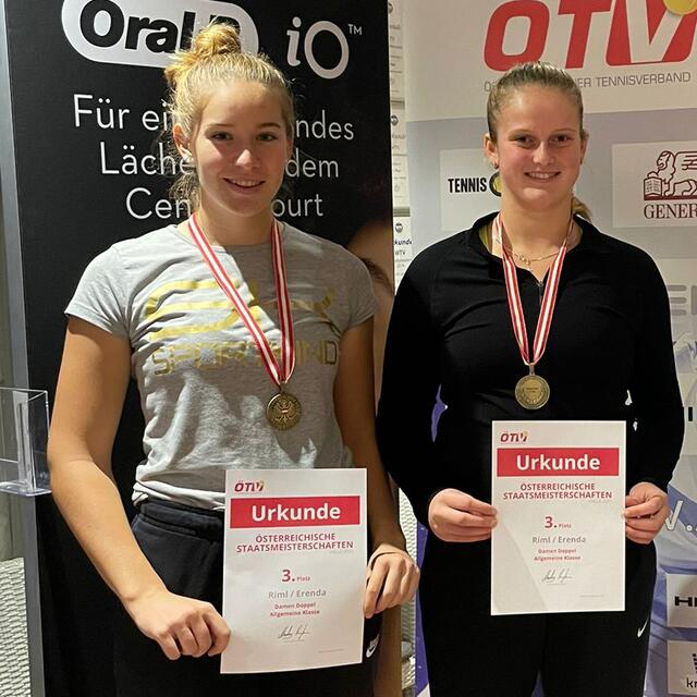 Sara Erenda (links) und Eva-Maria Riml erreichten bei den Hallen-Staatsmeiterschaften im Doppel Rang drei. | Foto: sportszene.tirol