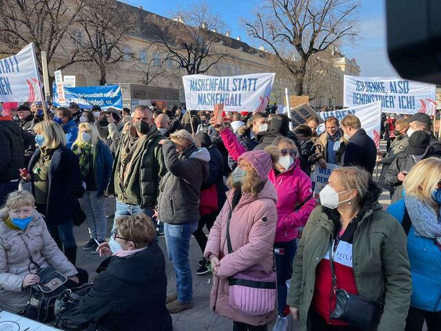 Einige der Demonstranten halten sich an die Maskenpflicht | Foto: privat