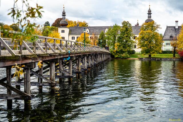 Über den Holzsteg gelangt man zum Seeschloß Ort