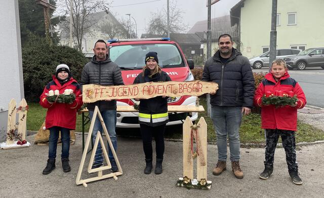 Kommandant Franz Roscher, Jugendbetreuerin Chiara Micheutz und Jugendbeauftragter Sascha Tomaschitz mit den Emilian und Luca