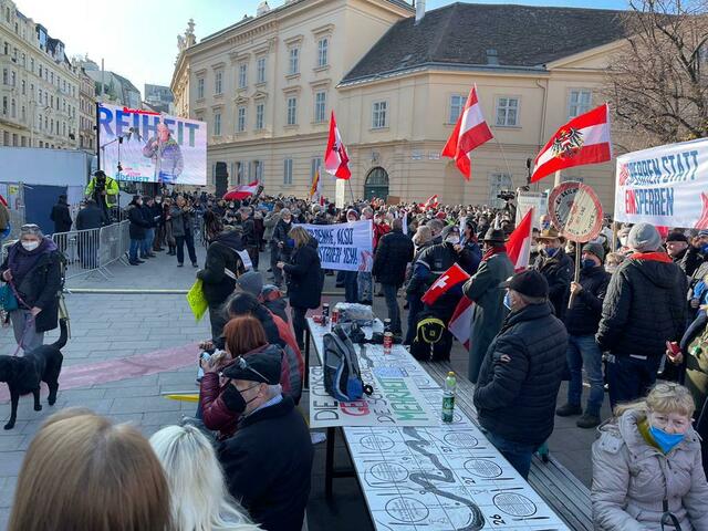 Vor dem Museumsquartier haben sich hunderte Demonstranten versammelt | Foto: privat