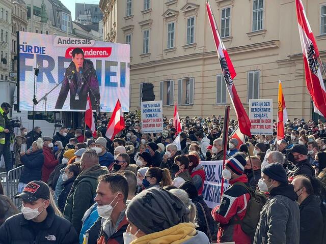 Die Reden werden auf Großbildschirmen übertragen