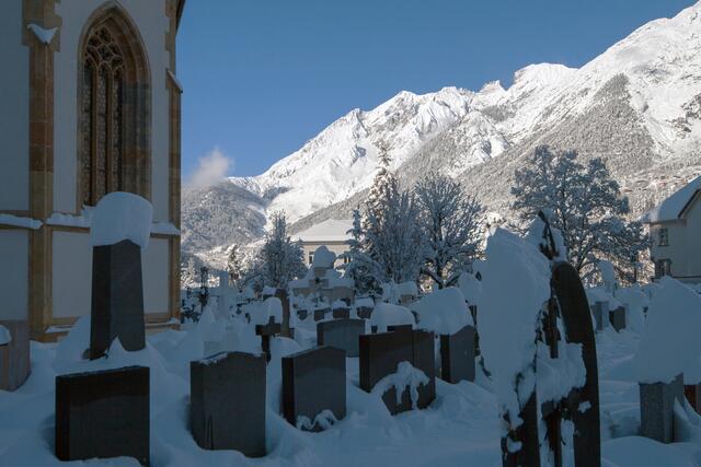 Bild # 3335: Tiefwinterlicher Friedhof in Landeck. Wer es bis heute nicht glaubt, für den hoffe ich, dass er oder sie nicht unter die 3 G für diesen Winter fällt. Siehe dazu auch einleitendes 1. Bild dieser Serie! | Foto: © by Ing. Günter Kramarcsik