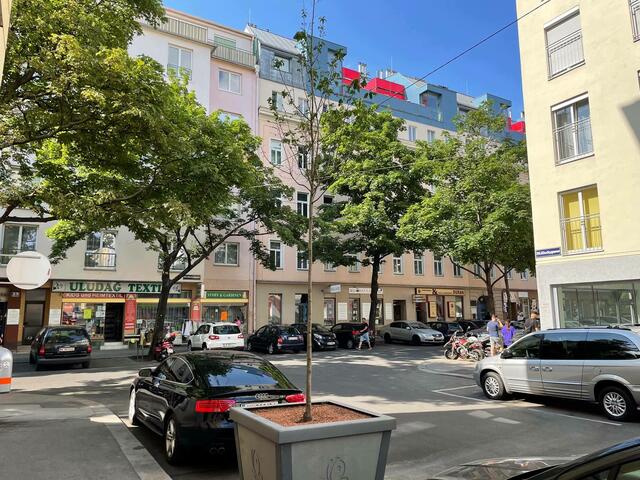 Neue Baumtröge und Pflanzenbeete gibt es in der Kluckygasse. Die Bewässerung übernehmen die Anrainer.