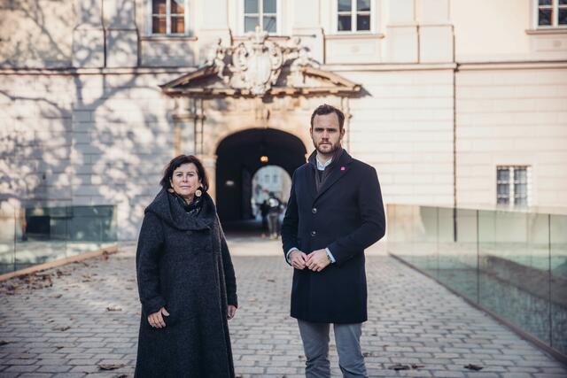 Birgit Gerstorfer (SPÖ) und Felix Eypeltauer (Neos) werfen Landeshauptmann Thomas Stelzer (ÖVP) versagen beim Krisenmanagement vor und fordern ihn zum Rücktritt auf.