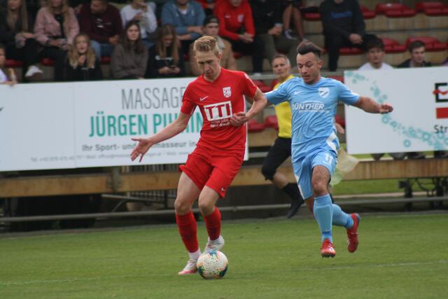 Die jungen Wilden der Florianer Juniors (l. der erst 18-jährige Julian Alexander Lehner) können nach dem Aufstieg auch in der 1. Klasse mithalten.
