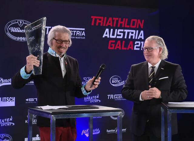 Die „Persönlichkeit des Verbandes“ mit ÖTRV Präsident Walter Zettinig bei der Übergabe  | Foto: Julius Skamen