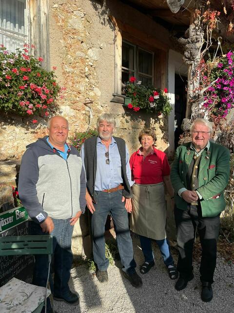 Waren bei der Maibaum-Versteigerung dabei: Josef Schneeberger, Hubert Leitner, Christa von der Oberkogleralm sowie Bürgermeister Franz Lemmerer | Foto: KK