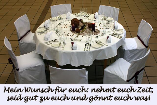 Bild 0042: Schön gedeckter Tisch für eine Großfamilie. Im Sinne dieses Wochenspruchs nehmt euch Zeit füreinander.
