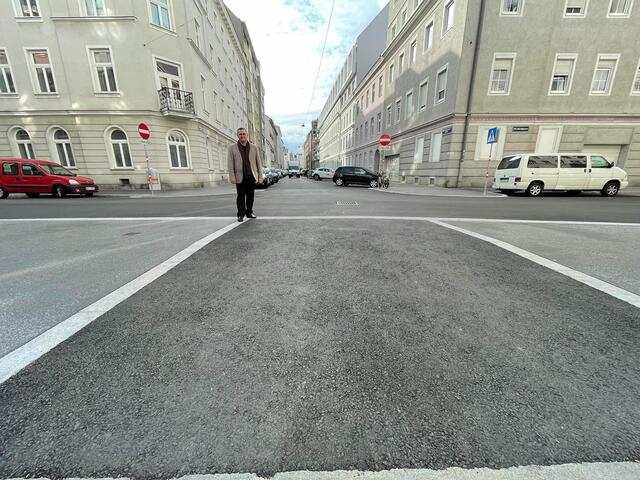 Bezirksvorsteher Hannes Derlfer in der sanierten In der Greiseneckergasse. Hier sollen Gehsteigvorziehungen für mehr Sicherheitsorgen. Zudem will man mit Baumscheiben die Aufenthaltsqualität und das Klima verbessern.  | Foto: BV20