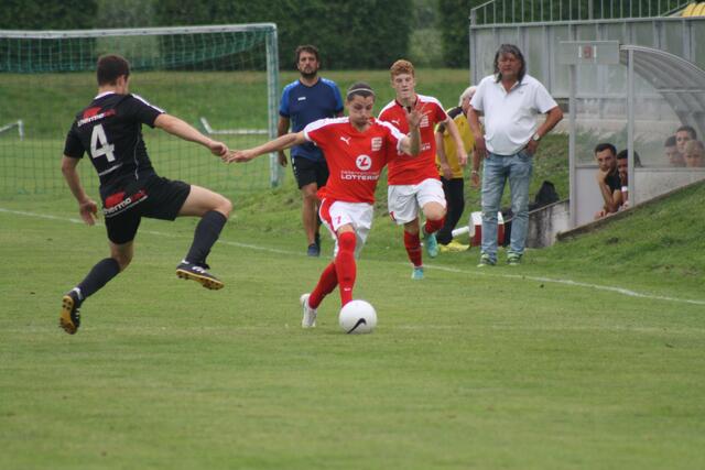 Neuzugang Göktan Özyilmaz (am Ball) lässt mit sechs Treffern den SC St. Pantaleon-Erla und Coach Thomas Engelmaier (hinten, weiß) vom Klassenerhalt träumen.